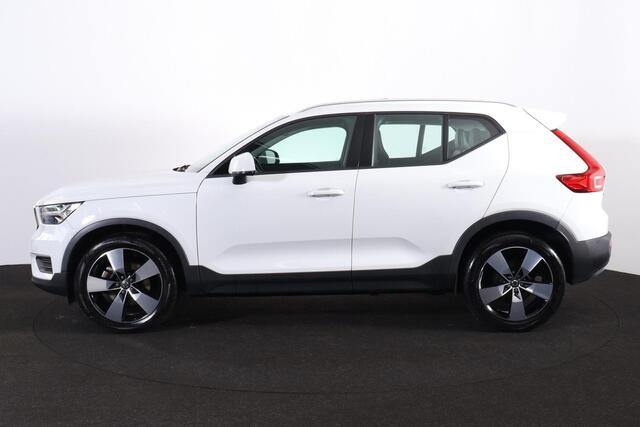 Volvo XC40 T4 Momentum - Panorama/schuifdak - Parkeercamera achter - Verwarmde voorstoelen, stuur & achterbank - Parkeersensoren voor & achter - Elektr. bedienb. voorstoelen met geheugen links - Cruise control - Standkachel - 19' LMV