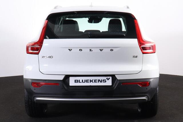 Volvo XC40 T4 Momentum - Panorama/schuifdak - Parkeercamera achter - Verwarmde voorstoelen, stuur & achterbank - Parkeersensoren voor & achter - Elektr. bedienb. voorstoelen met geheugen links - Cruise control - Standkachel - 19' LMV