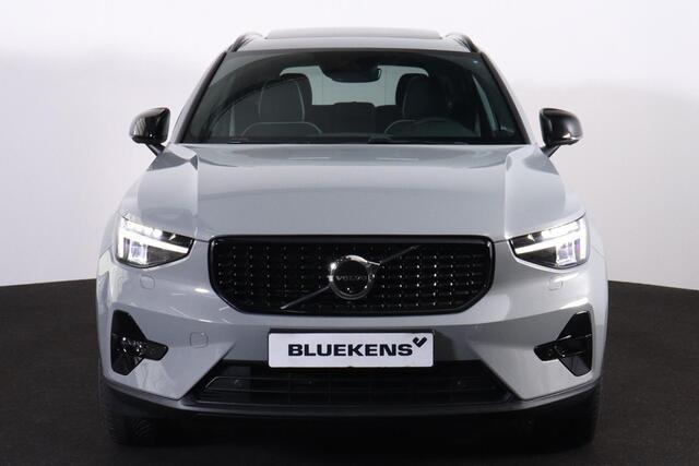 Volvo XC40 T4 Recharge Ultimate Dark - Panorama/schuifdak - IntelliSafe Assist & Surround - 360º Camera - Verwarmde voorstoelen & stuur - Parkeersensoren voor & achter - Elektr. bedienb. voorstoelen met geheugen links - Draadloze tel. lader - Extra getint glas - 19'