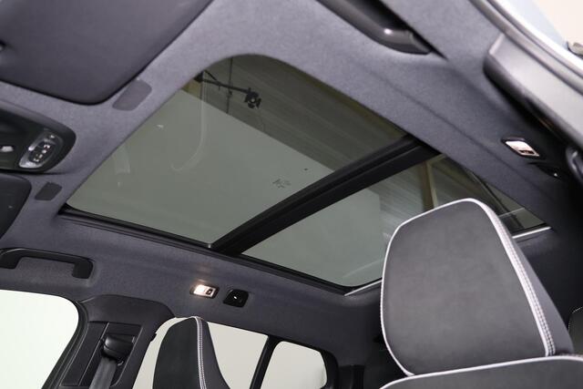 Volvo XC40 T4 Recharge Ultimate Dark - Panorama/schuifdak - IntelliSafe Assist & Surround - 360º Camera - Verwarmde voorstoelen & stuur - Parkeersensoren voor & achter - Elektr. bedienb. voorstoelen met geheugen links - Draadloze tel. lader - Extra getint glas - 19'