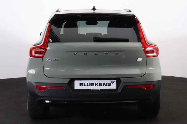 Volvo XC40 Recharge Twin Plus 82 kWh - IntelliSafe Assist & Surround - Parkeercamera achter - Parkeersensoren voor & achter - Elektr. bedienb. bestuurdersstoel met geheugen - Draadloze tel. lader - Warmtepomp - Extra getint glas - Elektr. inklapbare trekhaak - 19' L