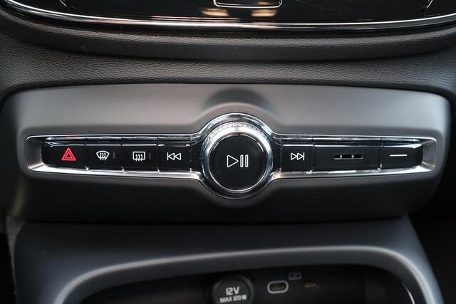 Volvo XC40 Recharge Twin Plus 82 kWh - IntelliSafe Assist & Surround - Parkeercamera achter - Parkeersensoren voor & achter - Elektr. bedienb. bestuurdersstoel met geheugen - Draadloze tel. lader - Warmtepomp - Extra getint glas - Elektr. inklapbare trekhaak - 19' L
