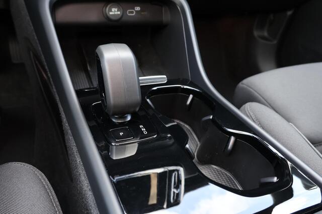 Volvo XC40 Recharge Twin Plus 82 kWh - IntelliSafe Assist & Surround - Parkeercamera achter - Parkeersensoren voor & achter - Elektr. bedienb. bestuurdersstoel met geheugen - Draadloze tel. lader - Warmtepomp - Extra getint glas - Elektr. inklapbare trekhaak - 19' L