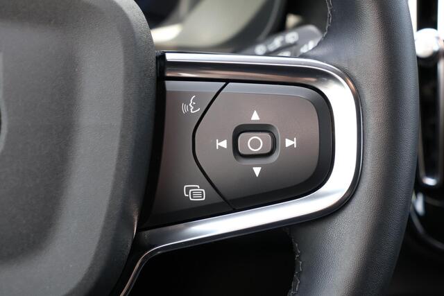 Volvo XC40 Recharge Twin Plus 82 kWh - IntelliSafe Assist & Surround - Parkeercamera achter - Parkeersensoren voor & achter - Elektr. bedienb. bestuurdersstoel met geheugen - Draadloze tel. lader - Warmtepomp - Extra getint glas - Elektr. inklapbare trekhaak - 19' L