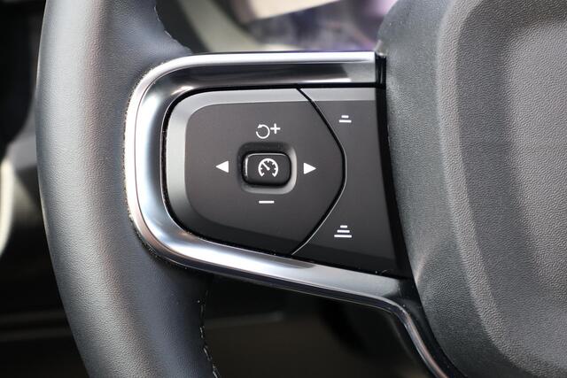 Volvo XC40 Recharge Twin Plus 82 kWh - IntelliSafe Assist & Surround - Parkeercamera achter - Parkeersensoren voor & achter - Elektr. bedienb. bestuurdersstoel met geheugen - Draadloze tel. lader - Warmtepomp - Extra getint glas - Elektr. inklapbare trekhaak - 19' L