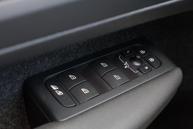 Volvo XC40 Recharge Twin Plus 82 kWh - IntelliSafe Assist & Surround - Parkeercamera achter - Parkeersensoren voor & achter - Elektr. bedienb. bestuurdersstoel met geheugen - Draadloze tel. lader - Warmtepomp - Extra getint glas - Elektr. inklapbare trekhaak - 19' L