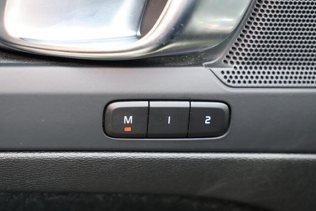 Volvo XC40 Recharge Twin Plus 82 kWh - IntelliSafe Assist & Surround - Parkeercamera achter - Parkeersensoren voor & achter - Elektr. bedienb. bestuurdersstoel met geheugen - Draadloze tel. lader - Warmtepomp - Extra getint glas - Elektr. inklapbare trekhaak - 19' L