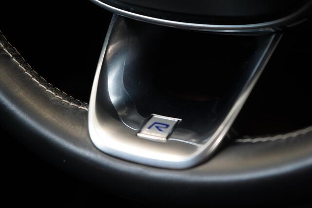 Volvo XC40 1.5 T3 163pk R-Design Automaat | Trekhaak | Navigatie | Camera | Apple Carplay | Two-Tone | 20"