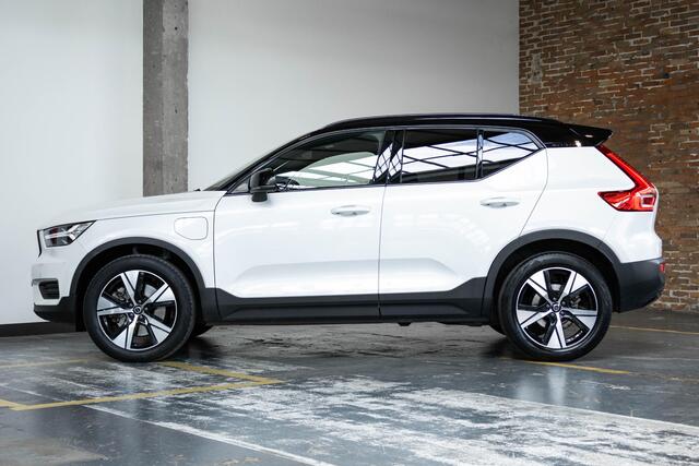 Volvo XC40 T5 Recharge R-Design | Panoramadak | Adaptive cruise control | Parkeersensoren voor + achter | Stoelverwarming | Parkeercamera | Wegklapbare trekhaak | Volvo on Call | Navigatie | Dealeronderhouden