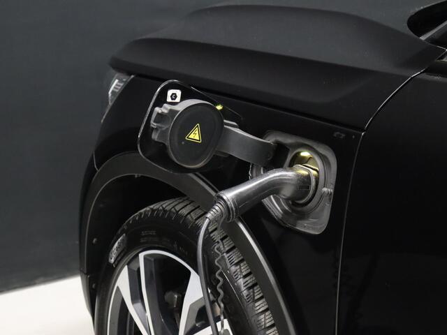 Volvo XC40 1.5 T5 Recharge R-Design Expression [TREKHAAK UITKLAPBAAR, MEMORY SEATS, CAMERA, STUURWIEL VERWARMD, STOELVERWARMING, ELEK. KOFFERKLEP, NIEUWSTAAT]