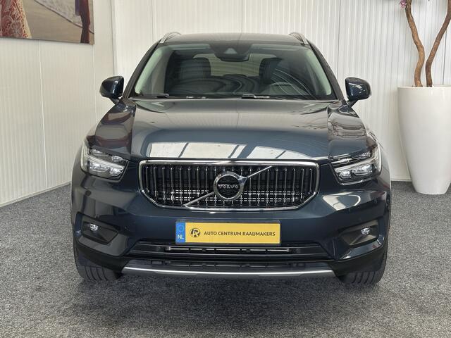 Volvo XC40 1.5 T4 RECHARGE INSCRIPTION FACELIFT ! ELEK. TREKHAAK NAVIGATIE CRUISE CONTROL CLIMATE CONTROL APPLE CARPLAY/ANDROID RIJSTROOKSENSOREN ACHTERUITRIJCAMERA ZEER MOOI !! 3010