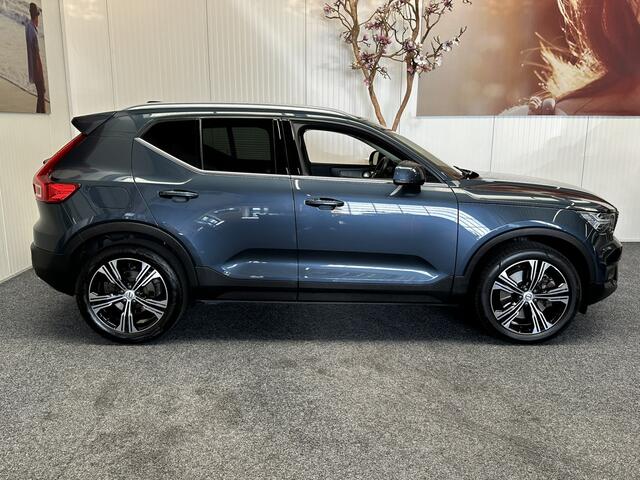 Volvo XC40 1.5 T4 RECHARGE INSCRIPTION FACELIFT ! ELEK. TREKHAAK NAVIGATIE CRUISE CONTROL CLIMATE CONTROL APPLE CARPLAY/ANDROID RIJSTROOKSENSOREN ACHTERUITRIJCAMERA ZEER MOOI !! 3010