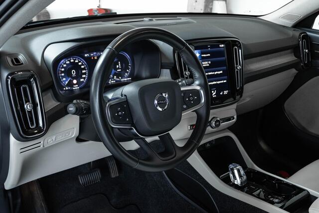 Volvo XC40 T4 Recharge Inscription | Blond Lederen bekleding | Dealer onderhouden | Harman Kardon premium audio | Wegklapbare trekhaak | Navigatie | Comfortstoelen | Stoelverwarming | BLIS |