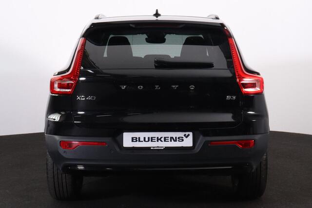 Volvo XC40 B3 Plus Dark - IntelliSafe Assist & Surround - 360º Camera - Harman/Kardon audio - Verwarmde voorstoelen & stuur - Parkeersensoren voor & achter - Elektr. bedienb. voorstoelen met geheugen links - Draadloze tel. lader - Extra getint glas - 19' LMV
