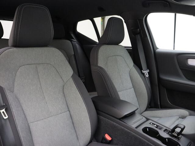 Volvo XC40 B4 211pk Core / Adapt. Cruise / BLIS / Mistlampen / El. Trekhaak / Stoel + Stuurw. Verwarming / 18'' + All Season Banden / Keyless / El. Achterklep / PDC + Camera /