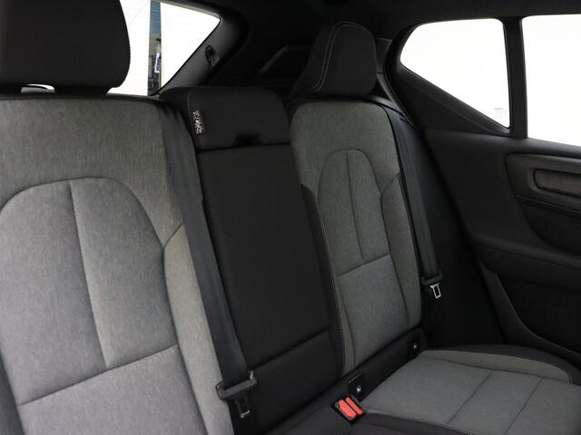 Volvo XC40 B4 211pk Core / Adapt. Cruise / BLIS / Mistlampen / El. Trekhaak / Stoel + Stuurw. Verwarming / 18'' + All Season Banden / Keyless / El. Achterklep / PDC + Camera /