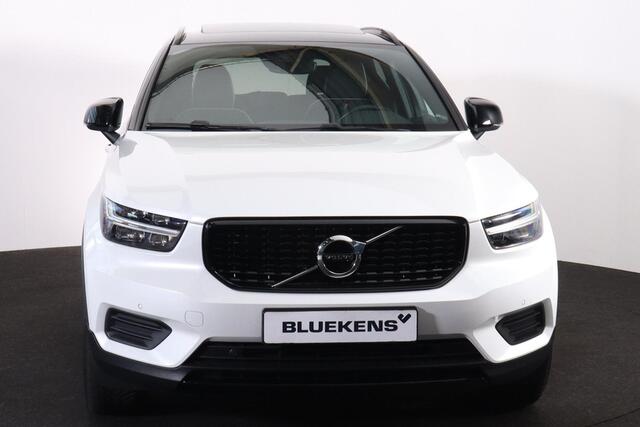 Volvo XC40 T4 Recharge R-Design - Panorama/schuifdak - IntelliSafe Assist - Harman/Kardon audio- Parkeercamera achter - Verwarmde voorstoelen & stuur - Parkeersensoren voor & achter - Draadloze tel. lader - Extra getint glas - 19' LMV