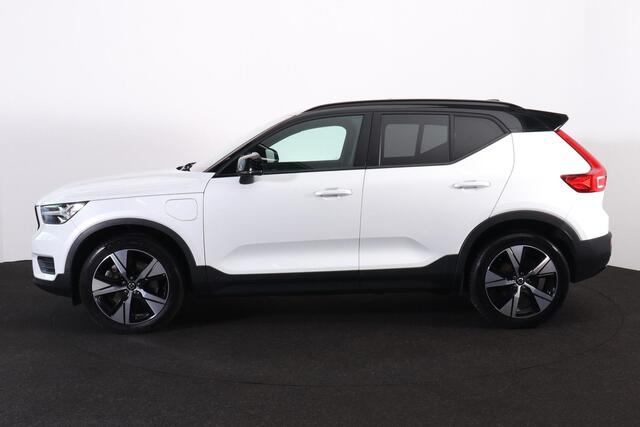 Volvo XC40 T4 Recharge R-Design - Panorama/schuifdak - IntelliSafe Assist - Harman/Kardon audio- Parkeercamera achter - Verwarmde voorstoelen & stuur - Parkeersensoren voor & achter - Draadloze tel. lader - Extra getint glas - 19' LMV