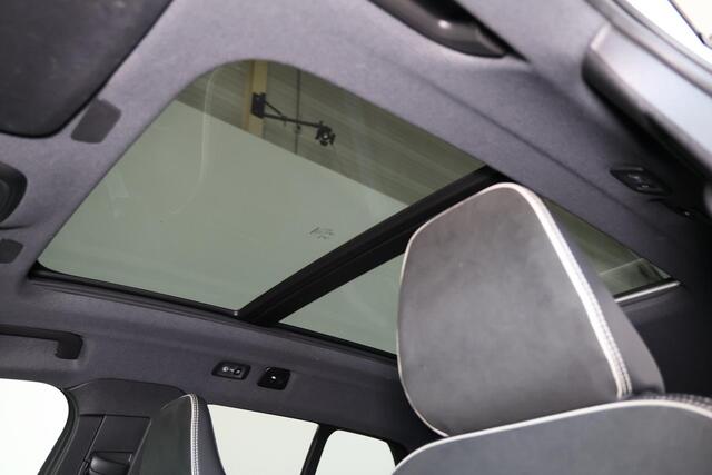 Volvo XC40 T4 Recharge R-Design - Panorama/schuifdak - IntelliSafe Assist - Harman/Kardon audio- Parkeercamera achter - Verwarmde voorstoelen & stuur - Parkeersensoren voor & achter - Draadloze tel. lader - Extra getint glas - 19' LMV