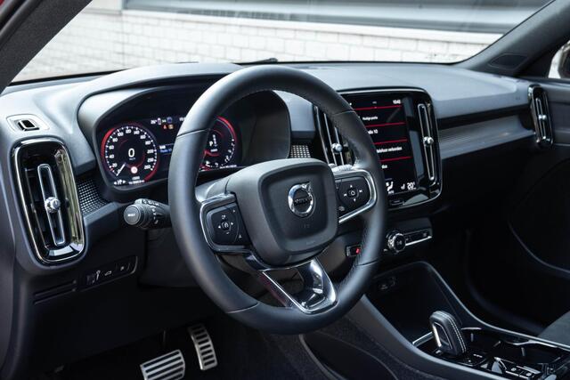 Volvo XC40 T4 Recharge R-Design | Elektrisch panoramisch schuif-/kanteldak | Stoel- en stuurverwarming | Keyless entry | Parkeercamera | Navigatie | Apple Carplay |