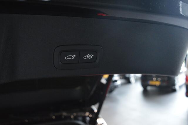Volvo XC40 2.0 B3 Plus Dark leer pano camera harman kardon 20 inch !!