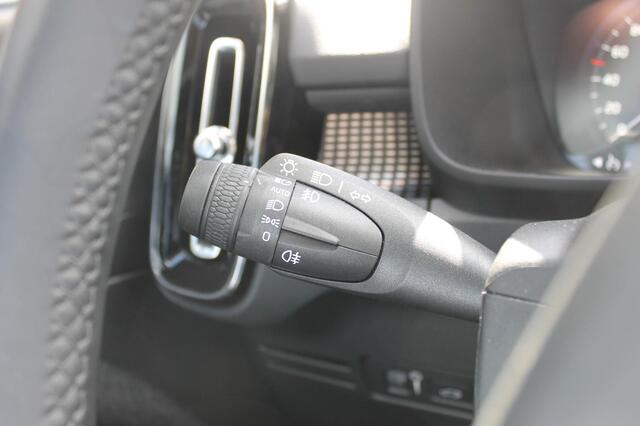 Volvo XC40 T4 211PK Automaat Recharge R-Design Apple Carplay / Getinte ramen vanaf de B-stijl / 19" lichtmetalen velgen / Verwarmbare voorruit / Cruise Control