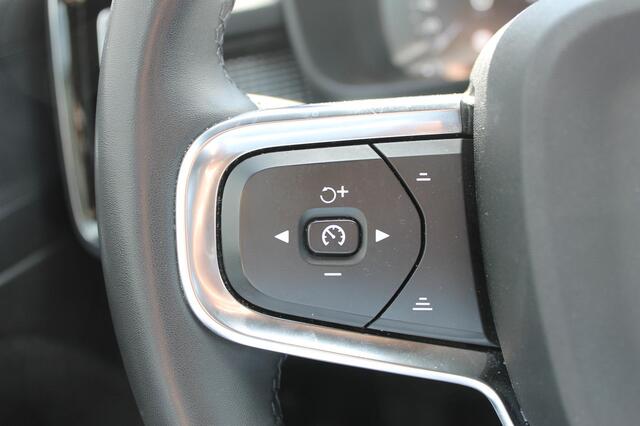 Volvo XC40 T4 211PK Automaat Recharge R-Design Apple Carplay / Getinte ramen vanaf de B-stijl / 19" lichtmetalen velgen / Verwarmbare voorruit / Cruise Control