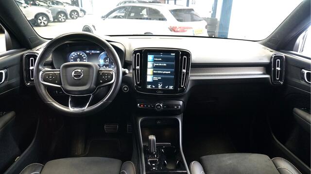 Volvo XC40 1.5 T4 Recharge 155kW/211pk DCT7 R-Design ADAPT.CRUISE + PILOT ASSIST + SPORTSTOELEN + LEER/ALCANTARA + CAMERA + STOEL-&STUURVERWARMING + BI-TONE + KEYLESS ENTRY&GO + PARKSENSOREN V&A + LED HIGH BEAM + 19" LM-VELGEN!!