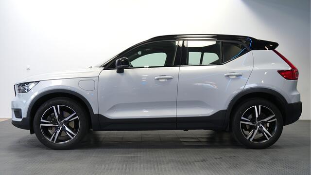 Volvo XC40 1.5 T4 Recharge 155kW/211pk DCT7 R-Design ADAPT.CRUISE + PILOT ASSIST + SPORTSTOELEN + LEER/ALCANTARA + CAMERA + STOEL-&STUURVERWARMING + BI-TONE + KEYLESS ENTRY&GO + PARKSENSOREN V&A + LED HIGH BEAM + 19" LM-VELGEN!!