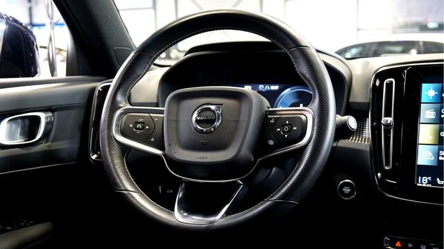 Volvo XC40 1.5 T4 Recharge 155kW/211pk DCT7 R-Design ADAPT.CRUISE + PILOT ASSIST + SPORTSTOELEN + LEER/ALCANTARA + CAMERA + STOEL-&STUURVERWARMING + BI-TONE + KEYLESS ENTRY&GO + PARKSENSOREN V&A + LED HIGH BEAM + 19" LM-VELGEN!!