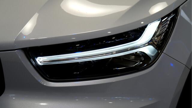 Volvo XC40 1.5 T4 Recharge 155kW/211pk DCT7 R-Design ADAPT.CRUISE + PILOT ASSIST + SPORTSTOELEN + LEER/ALCANTARA + CAMERA + STOEL-&STUURVERWARMING + BI-TONE + KEYLESS ENTRY&GO + PARKSENSOREN V&A + LED HIGH BEAM + 19" LM-VELGEN!!