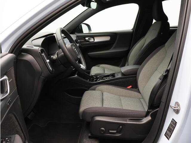 Volvo XC40 2.0 B4 Plus Dark / Trekhaak / Elektrische Stoelen / Stoel + Stuurverwarming / Harman Kardon / Keyless / BLIS / All-Season Banden /