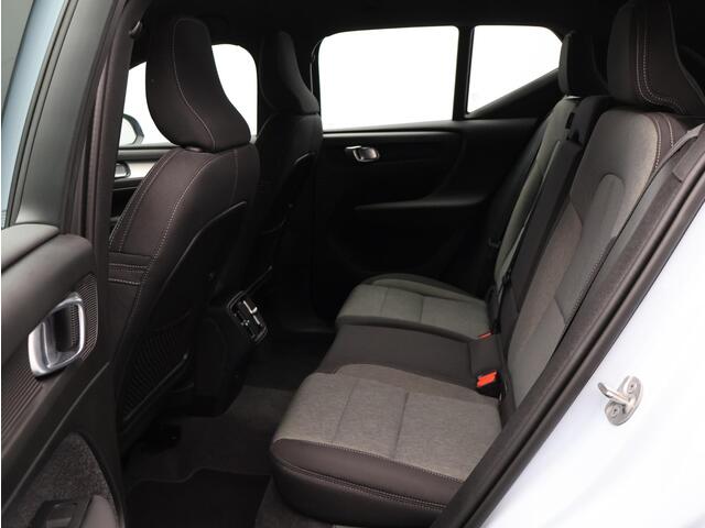 Volvo XC40 2.0 B4 Plus Dark / Trekhaak / Elektrische Stoelen / Stoel + Stuurverwarming / Harman Kardon / Keyless / BLIS / All-Season Banden /