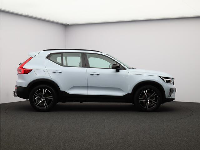 Volvo XC40 2.0 B4 Plus Dark / Trekhaak / Elektrische Stoelen / Stoel + Stuurverwarming / Harman Kardon / Keyless / BLIS / All-Season Banden /
