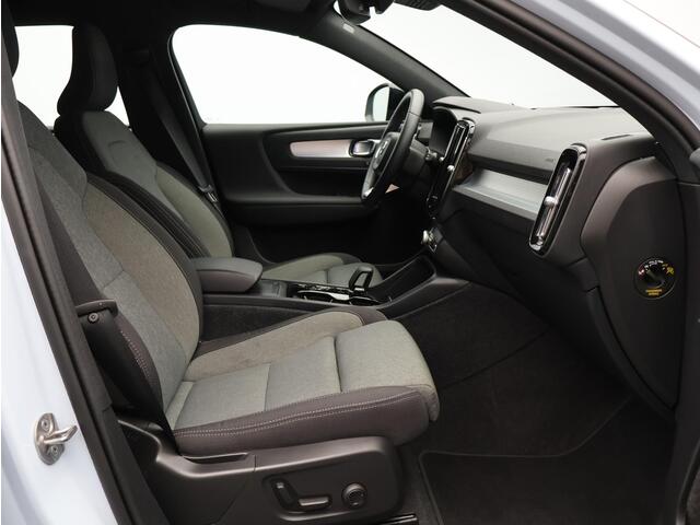 Volvo XC40 2.0 B4 Plus Dark / Trekhaak / Elektrische Stoelen / Stoel + Stuurverwarming / Harman Kardon / Keyless / BLIS / All-Season Banden /