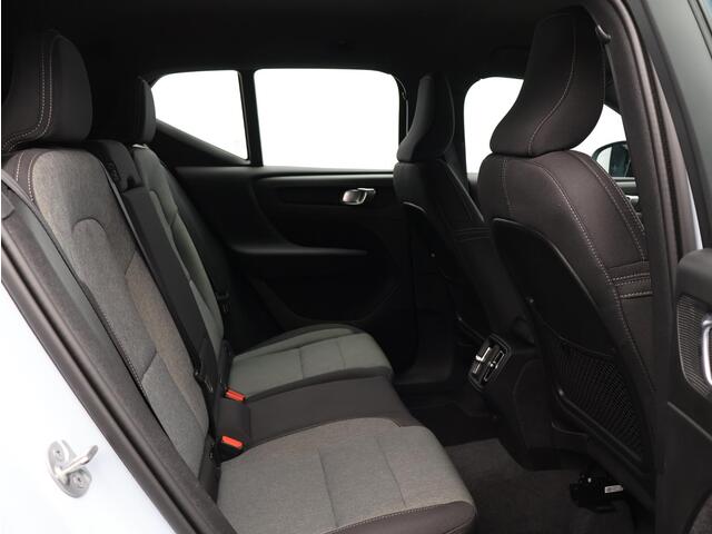 Volvo XC40 2.0 B4 Plus Dark / Trekhaak / Elektrische Stoelen / Stoel + Stuurverwarming / Harman Kardon / Keyless / BLIS / All-Season Banden /