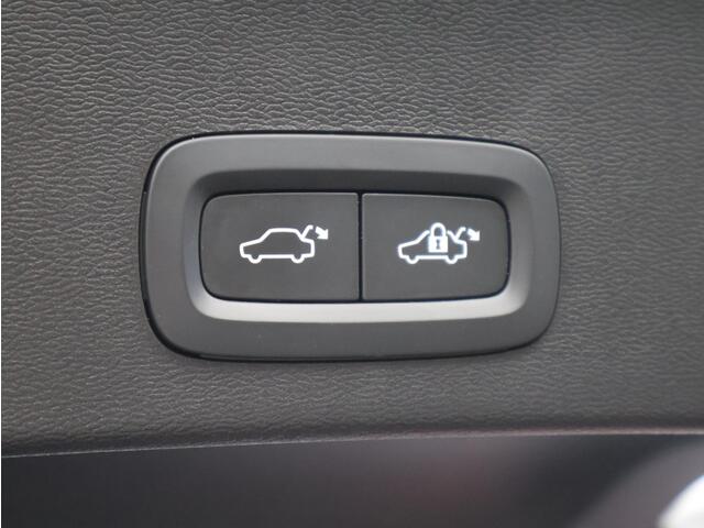Volvo XC40 2.0 B4 Plus Dark / Trekhaak / Elektrische Stoelen / Stoel + Stuurverwarming / Harman Kardon / Keyless / BLIS / All-Season Banden /