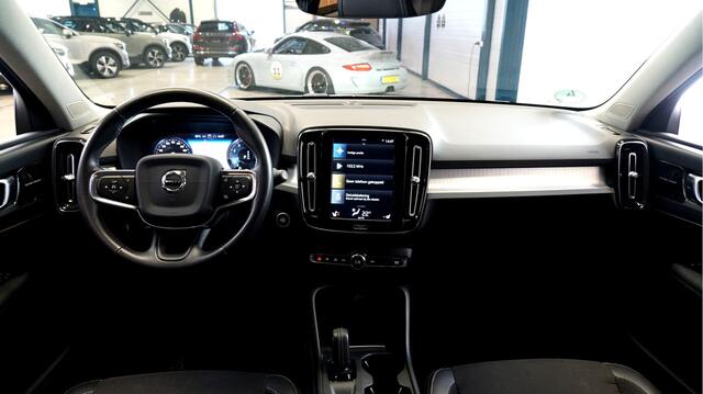 Volvo XC40 2.0 T4 140kW/190pk Aut8 Intro Pro CLIMA + HARMAN/KARDON + STANDKACHEL + DRIVE MODES + HALFLEER + STOELVERWARMING V&A + BLIS + LANE ASSIST + STUURVERWARMING + CRUISE + EL.TREKHAAK + CAMERA + PARKSENSOREN V&A + 18" LM-VELGEN!!