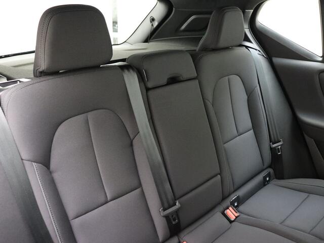 Volvo XC40 Extended Range Plus 82 kWh / ¤ 9.500,- demokorting / 3 jaar gratis onderhoud / El. Trekhaak / Warmtepomp / Stoel + Stuurw. Verwarming /
