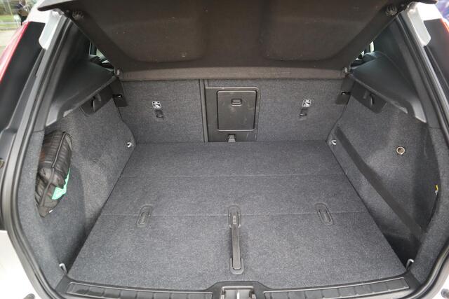 Volvo XC40 T4 Momentum | Keyless Entry| Elektrisch bedienbare achterklep| Parkeersensoren voor + achter met achteruitrijcamera| Semi- elektrisch inklapbare trekhaak| Verwarmbare voorstoelen| DAB+|