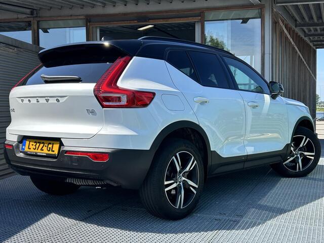 Volvo XC40 1.5 T2 R-Design Automaat, Zwart dak, spiegels en grille, Extra getinte ramen vanaf de B-stijl, Parkeercamera, Park assist voor- en achter