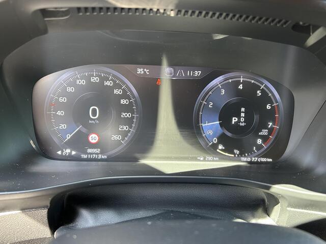 Volvo XC40 1.5 T2 R-Design Automaat, Zwart dak, spiegels en grille, Extra getinte ramen vanaf de B-stijl, Parkeercamera, Park assist voor- en achter