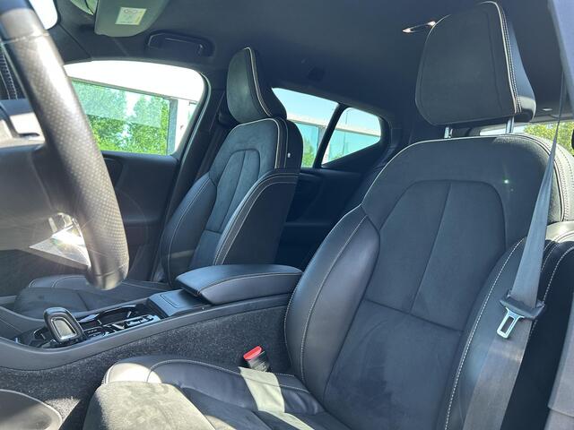 Volvo XC40 1.5 T2 R-Design Automaat, Zwart dak, spiegels en grille, Extra getinte ramen vanaf de B-stijl, Parkeercamera, Park assist voor- en achter