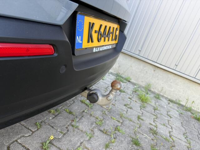 Volvo XC40 RECHARGE P8 AWD R-DESIGN SOH94% /PANO/TREKHAAK/LEDER