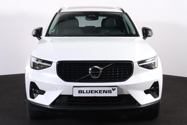 Volvo XC40 B3 Plus Dark - Panorama/schuifdak - IntelliSafe Assist & Surround - 360º Camera - Verwarmde voorstoelen & stuur - Parkeersensoren voor & achter - Elektr. bedienb. voorstoelen met geheugen links - Draadloze tel. lader - 20' LMV