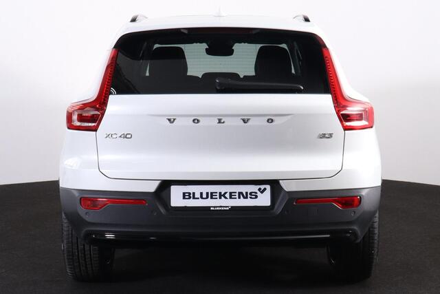 Volvo XC40 B3 Plus Dark - Panorama/schuifdak - IntelliSafe Assist & Surround - 360º Camera - Verwarmde voorstoelen & stuur - Parkeersensoren voor & achter - Elektr. bedienb. voorstoelen met geheugen links - Draadloze tel. lader - 20' LMV