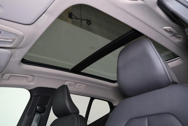 Volvo XC40 B3 Plus Dark - Panorama/schuifdak - IntelliSafe Assist & Surround - 360º Camera - Verwarmde voorstoelen & stuur - Parkeersensoren voor & achter - Elektr. bedienb. voorstoelen met geheugen links - Draadloze tel. lader - 20' LMV