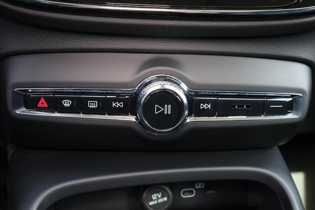 Volvo XC40 B3 Plus Dark - Panorama/schuifdak - IntelliSafe Assist & Surround - 360º Camera - Verwarmde voorstoelen & stuur - Parkeersensoren voor & achter - Elektr. bedienb. voorstoelen met geheugen links - Draadloze tel. lader - 20' LMV