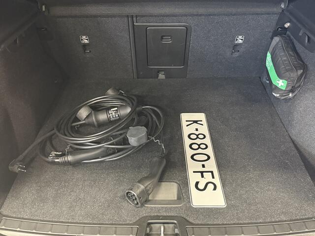 Volvo XC40 Recharge P8 AWD R-Design | Panoramadak | Trekhaak | Stoel/stuurverwarming