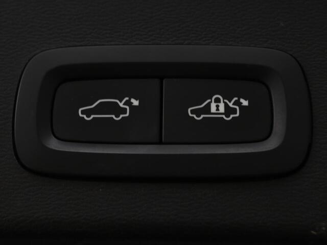Volvo XC40 1.5 T4 Recharge Incription Expression | Leder | Trekhaak | Camera | Carplay | Keyless | Full LED | Parkeerhulp | Cruise control | Climate control